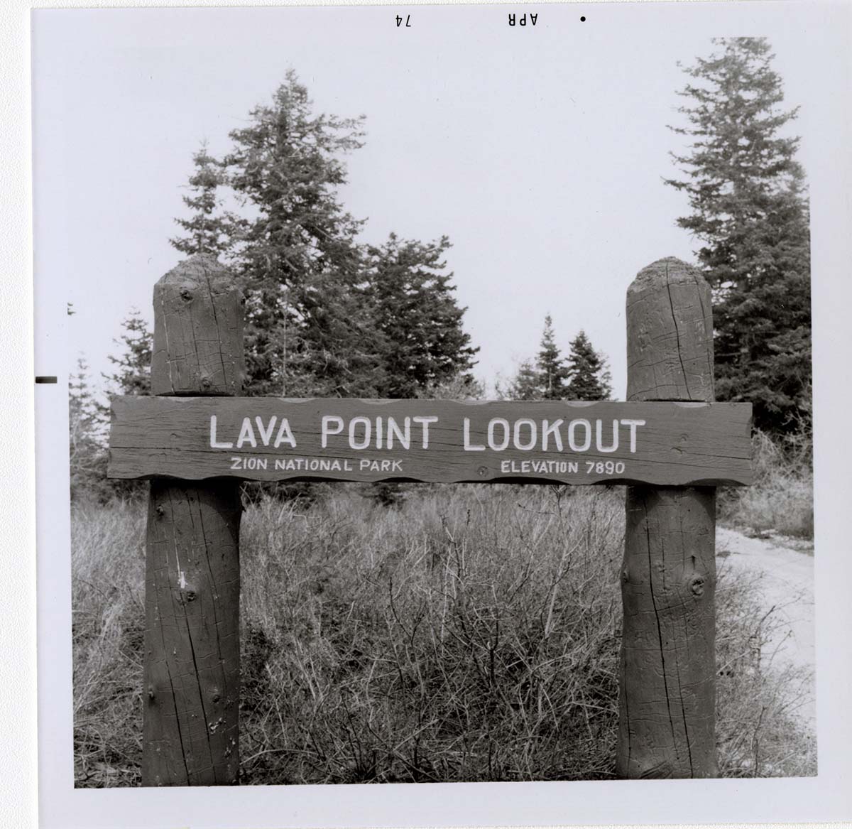 Sign reading 'Lava Point Lookout' in Kolob Canyon.