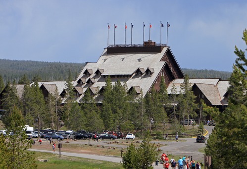 Old Faithful Inn, front of building