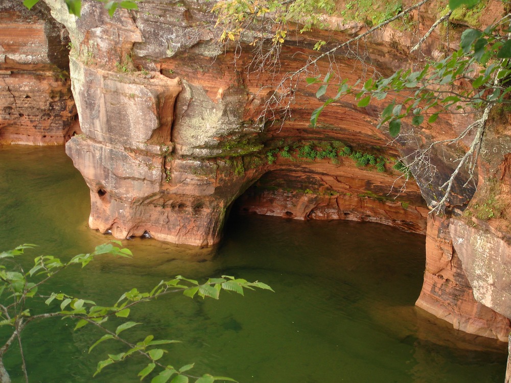 One of the overlook points along the Lakeshore Trail is located on the promontory that contains the Keyhole arch.