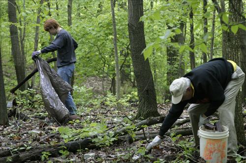 RiverDay trash clean up youth volunteers