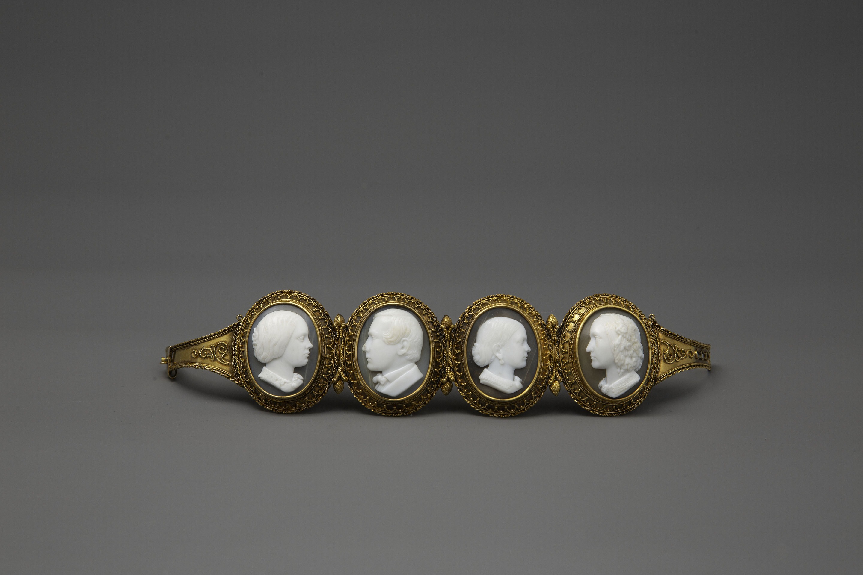 bracelet with four craved profiles
