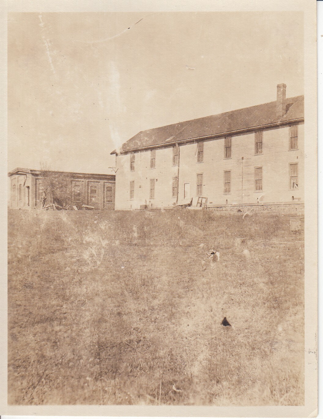 Machine shop at left, main laboratory at right at Menlo Park Site.
