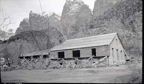 Construction of the ranger dormitory, Oak Creek.