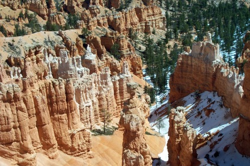 Looking down on to Thors Hammer as seen from the start of the Navajo Loop trail from Sunset Point