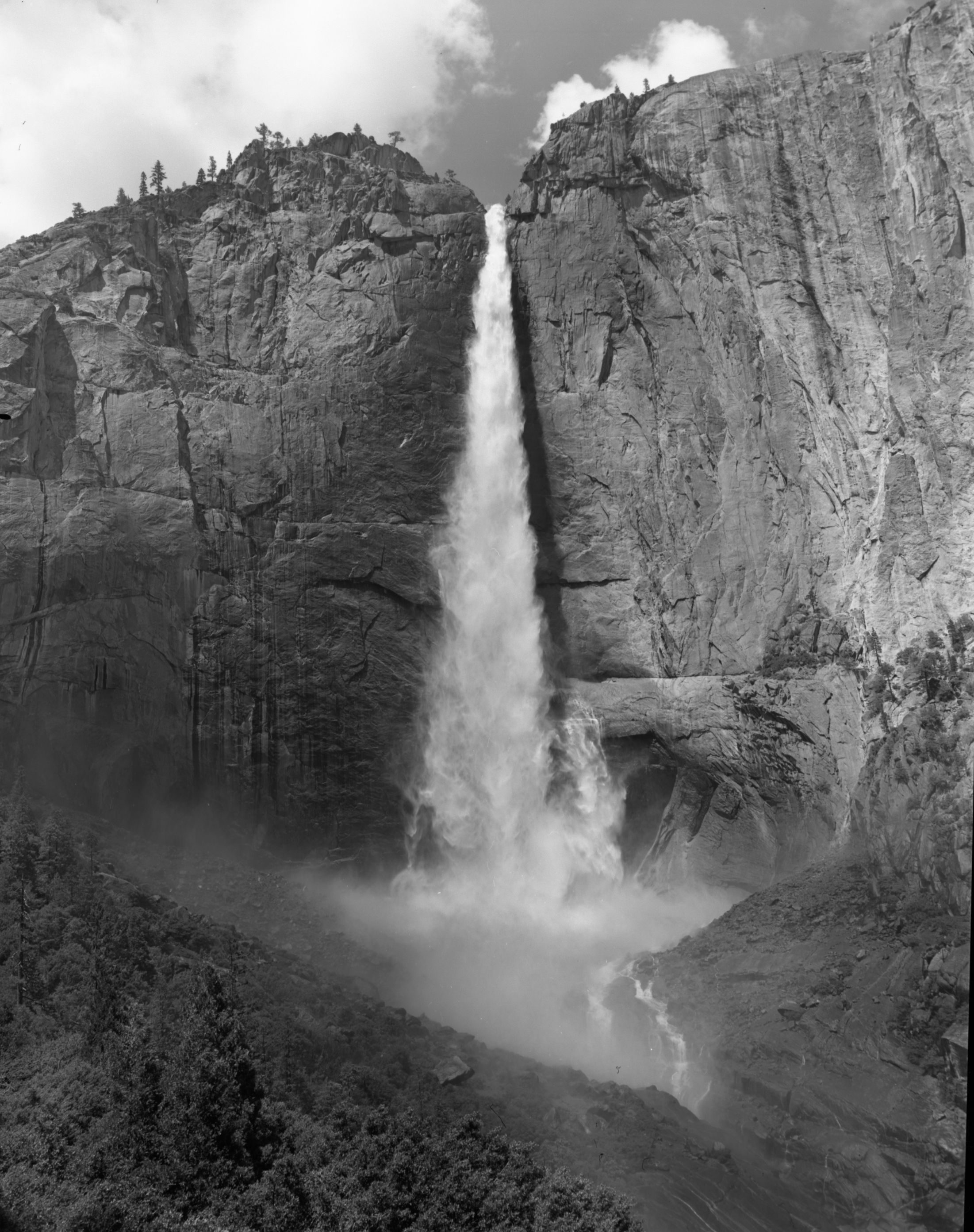 Upper Yosemite Fall - Yosemite Falls trail.