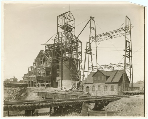 Quincy Shafthouse being built in 1908.