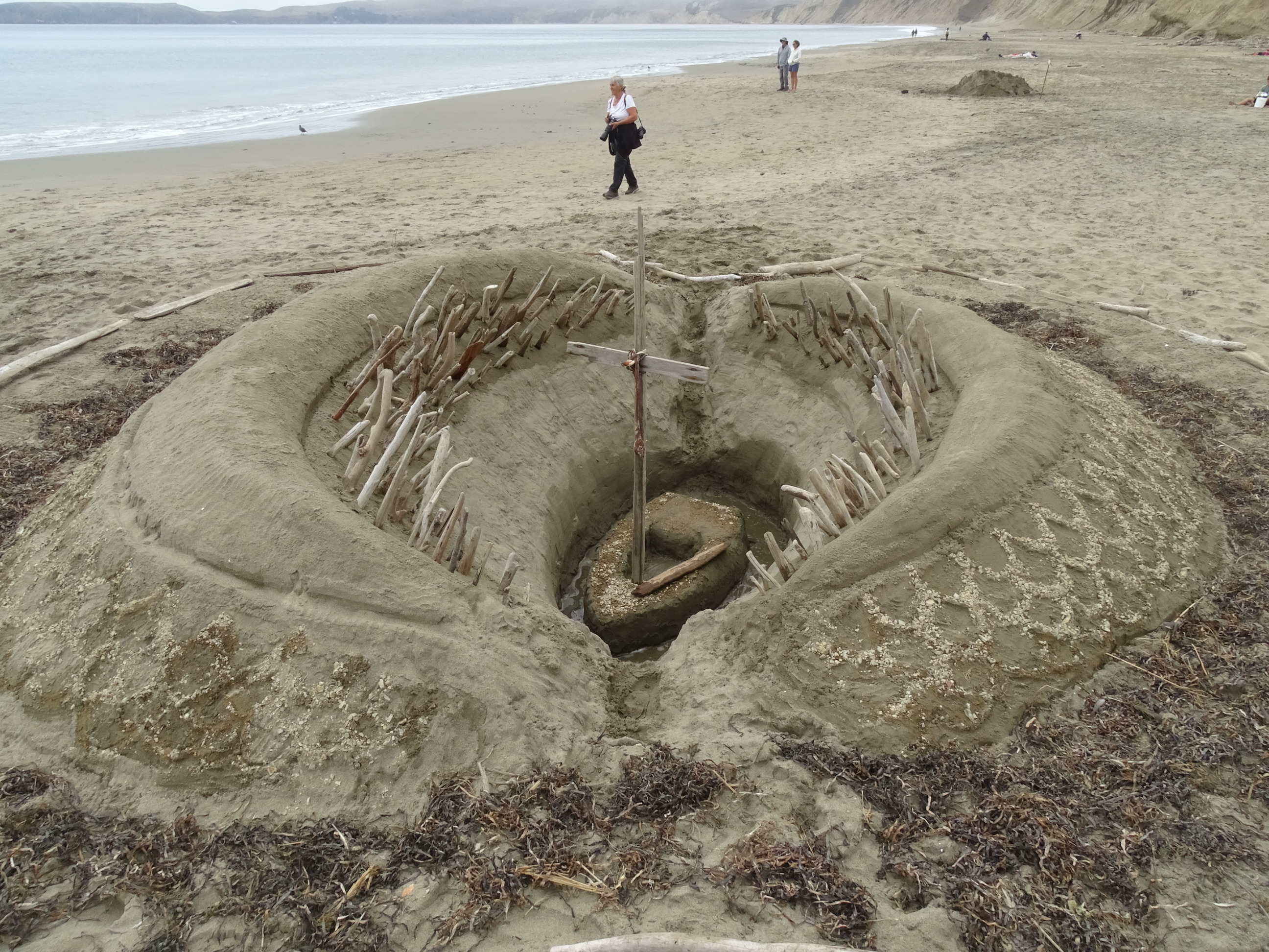 A large sand sculpture of the mouth of a large lamprey-like sea creature rising from below as it engulfs a sailboat. The monster is inspired by the Shai-Hulud from Frank Herbert's Dune and by the Sarlacc from Star Wars: Return of the Jedi.