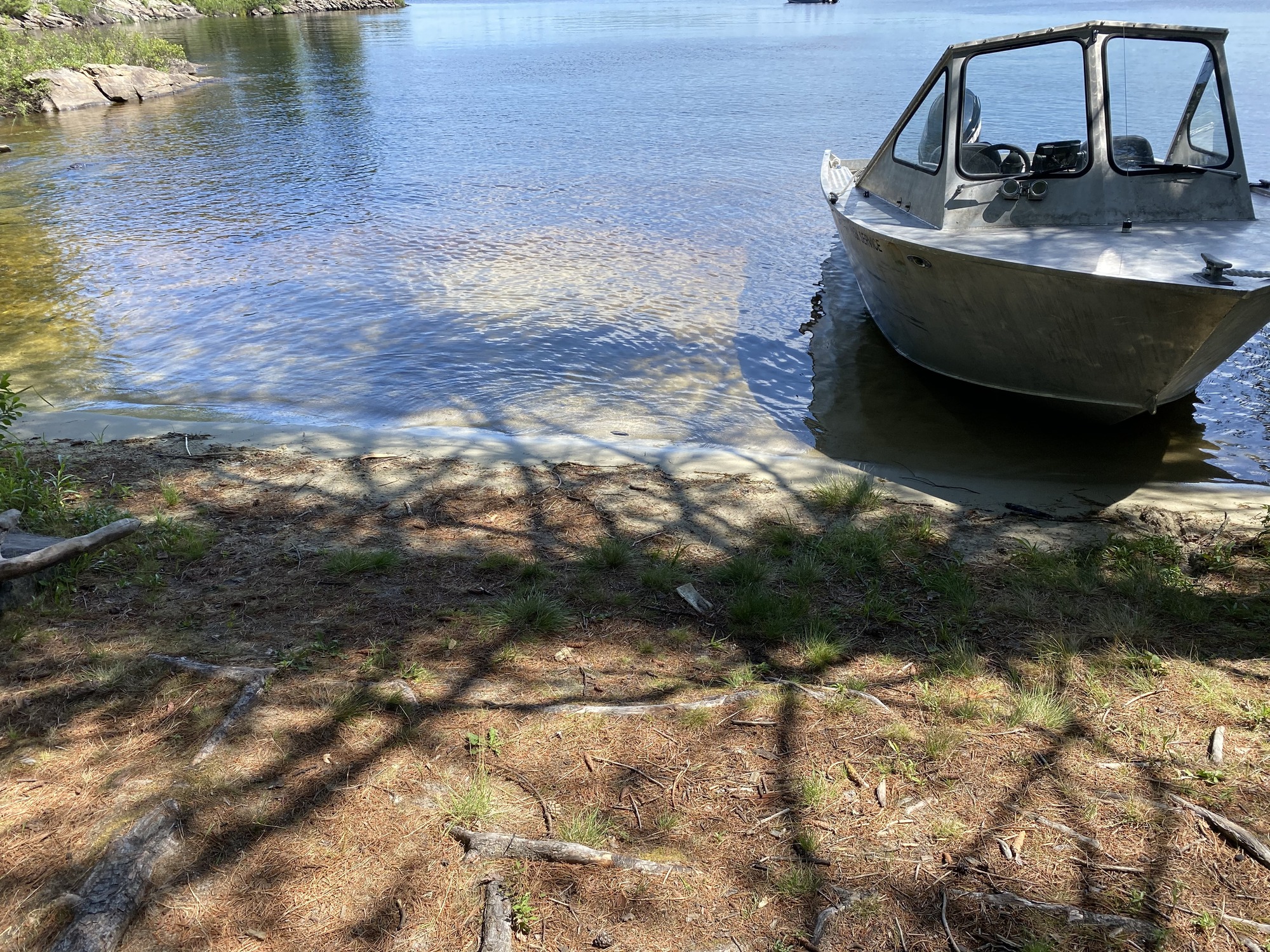 Houseboat Marion Bay Central at Rainy Lake, Sand mooring; Shore Out