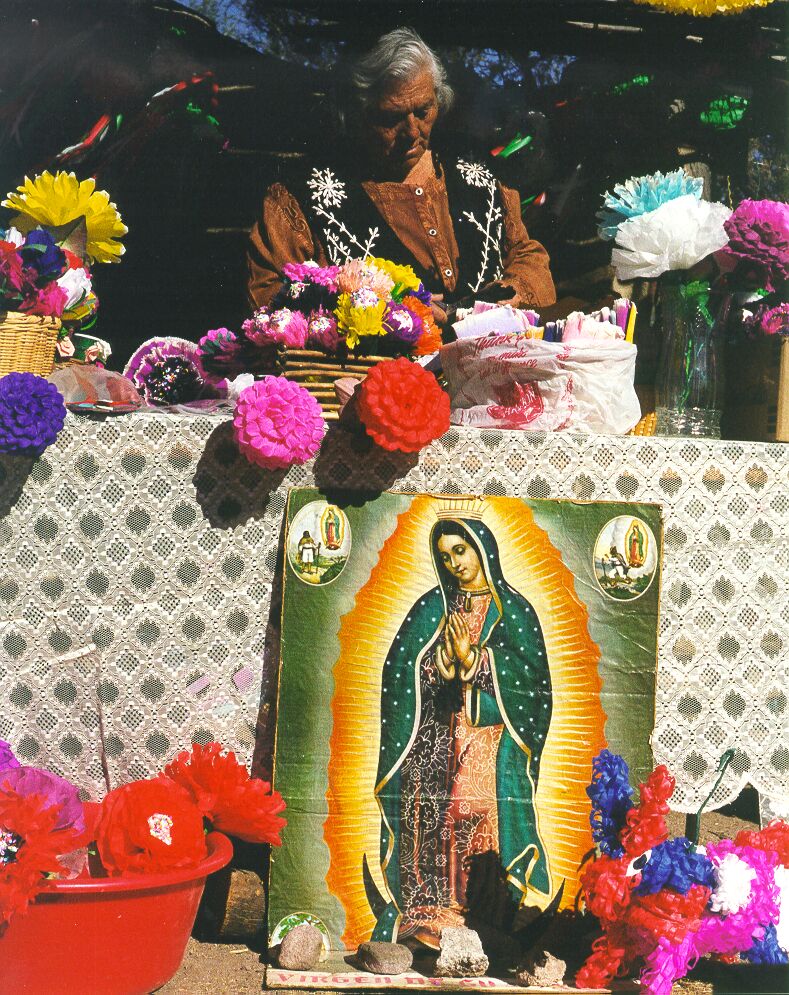 Gloria Moroyoqui, paper flower demonstration
