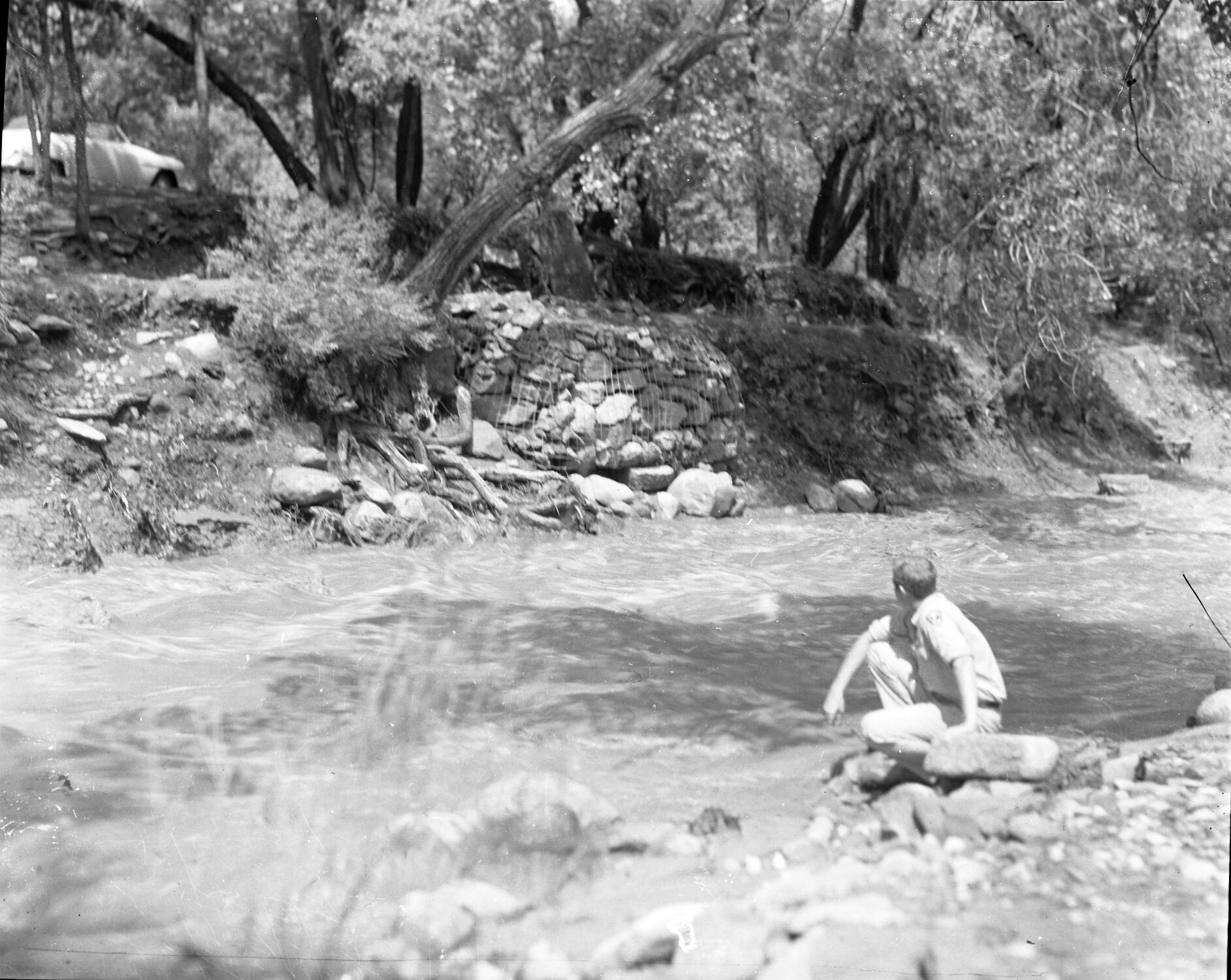 Basket s & mc rock revetment, Virgin River in a moderate flood condition.