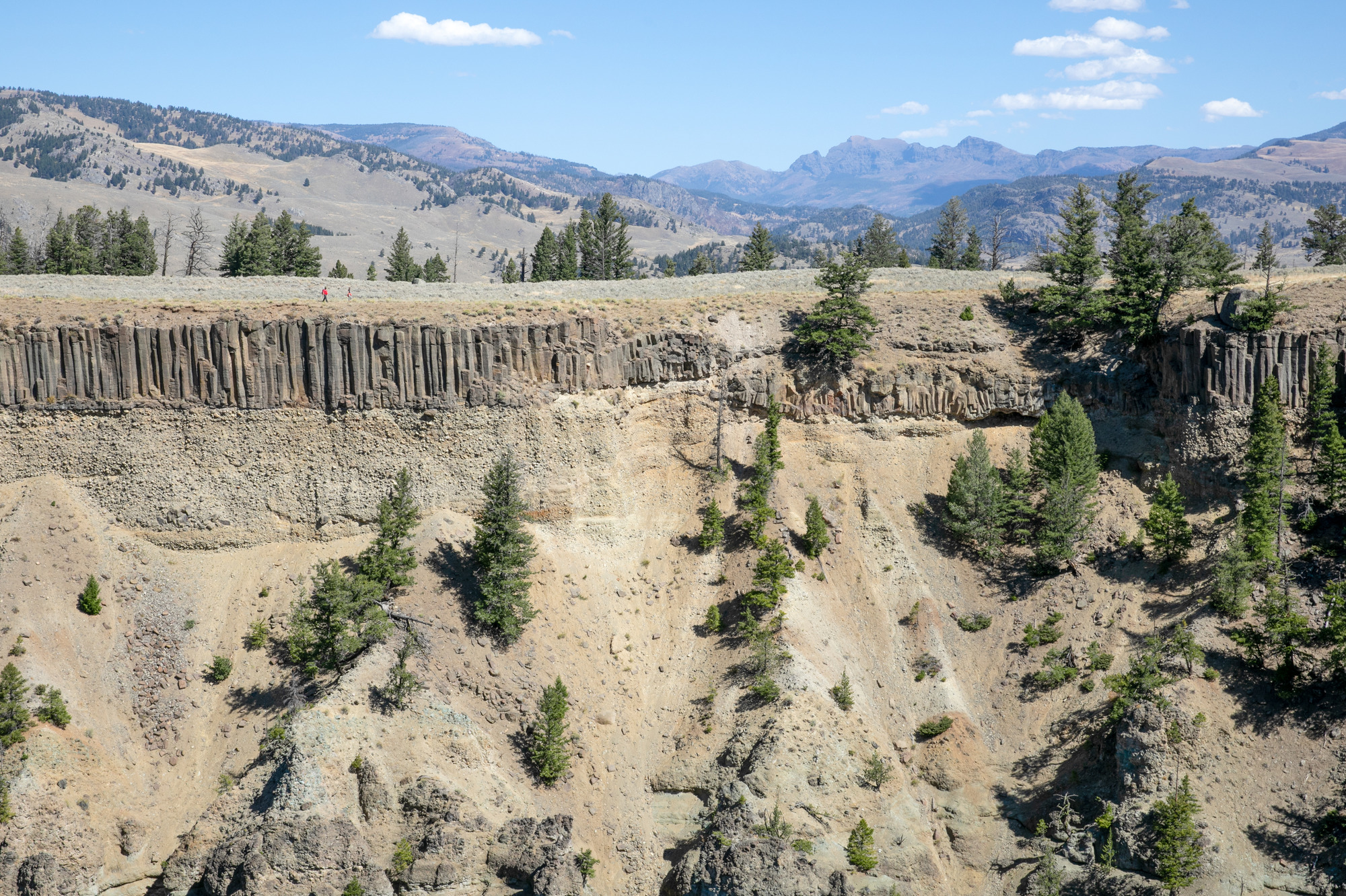 Looking at the exposed canyon wall with basalt columns and stream gravels underneath
