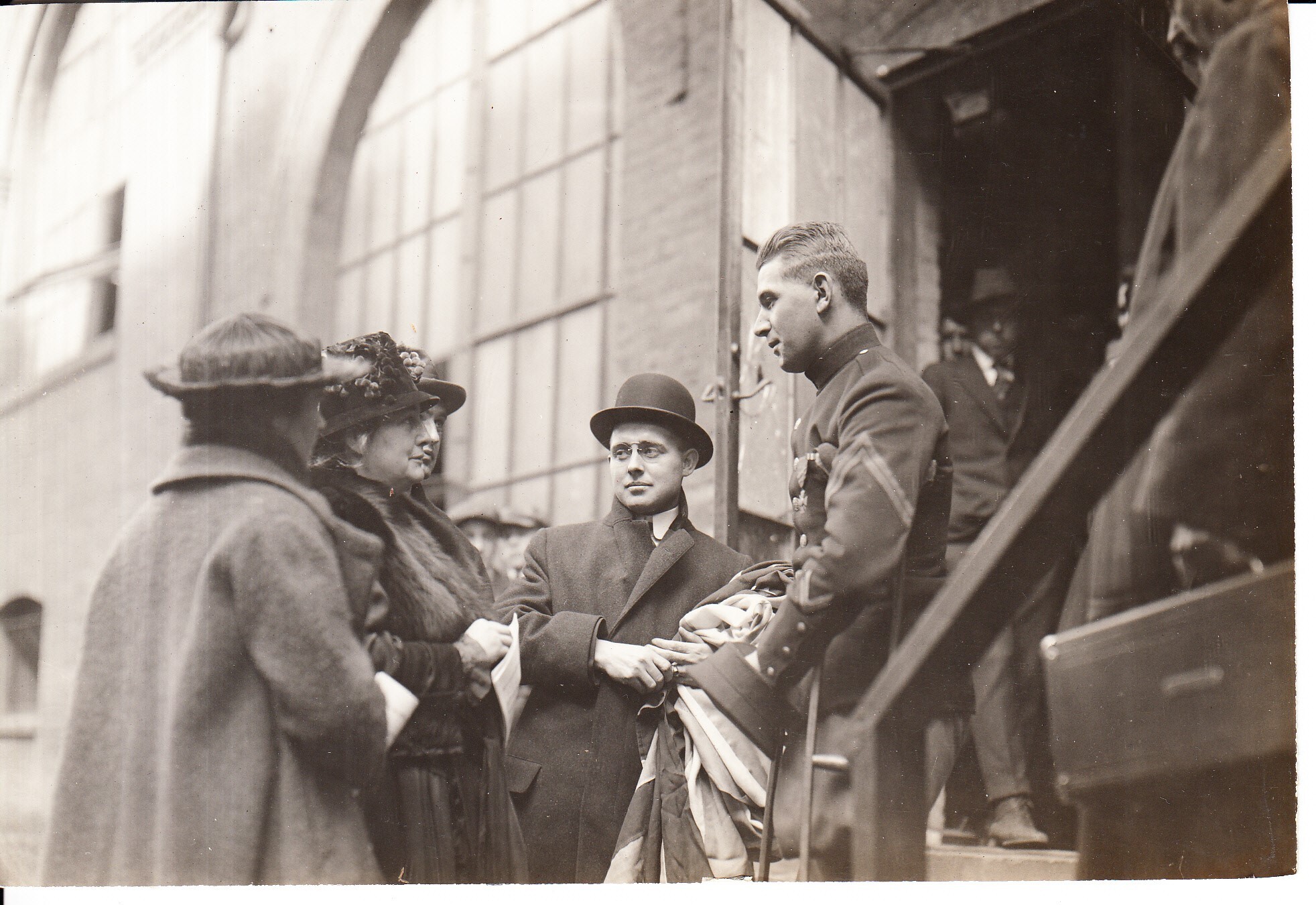 Mina Edison with group in front of Laboratory Building 5 during Liberty Loan Rally.