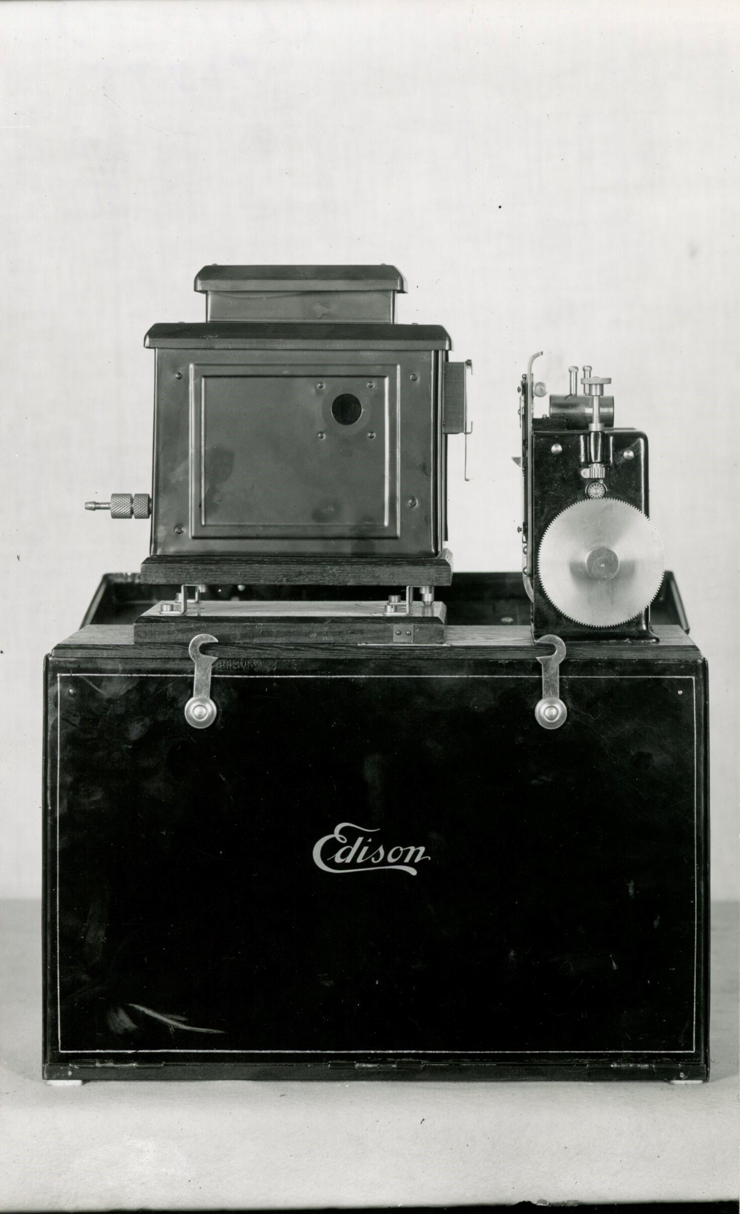 Edison home projecting kinetoscope, outfit displayed atop case, gas take-up removed.