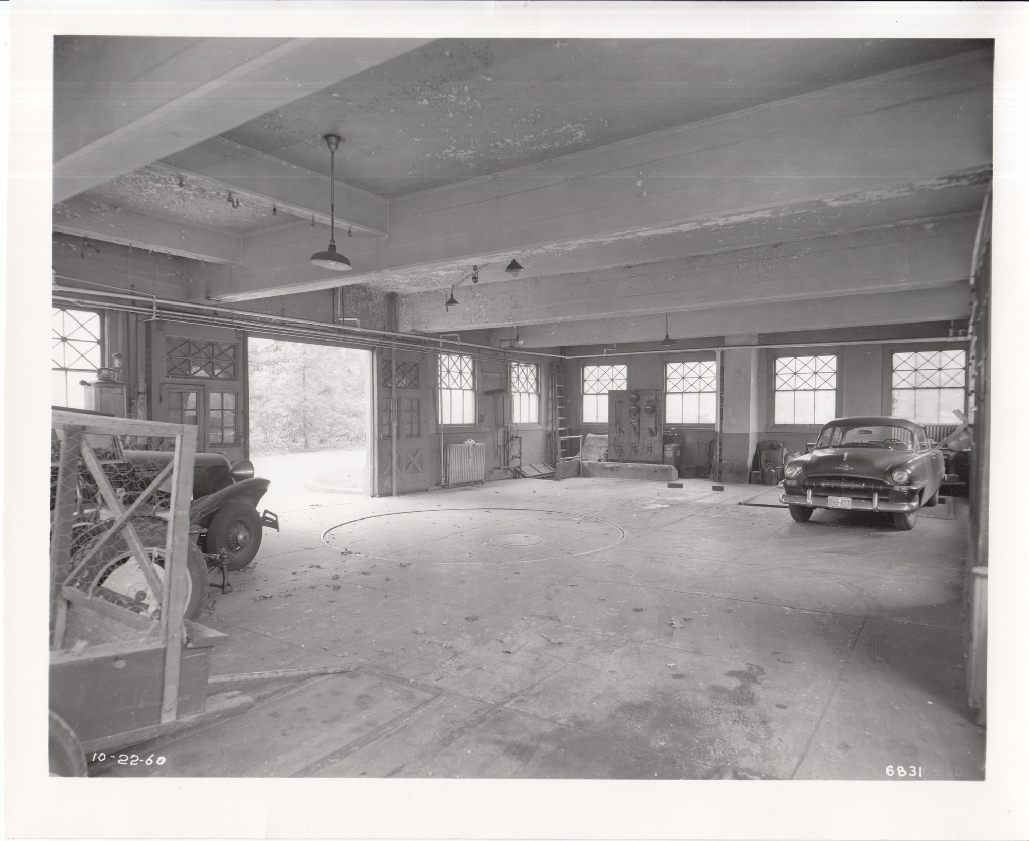 Glenmont, garage, interior.