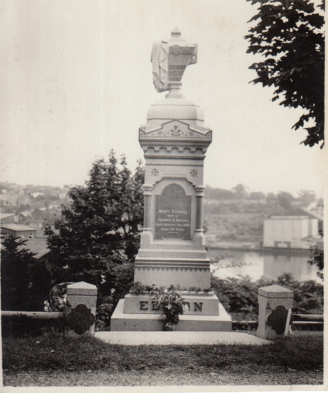 Gravestone of Mary Stillwell Edison in Mt. Pleasant cemetery.
