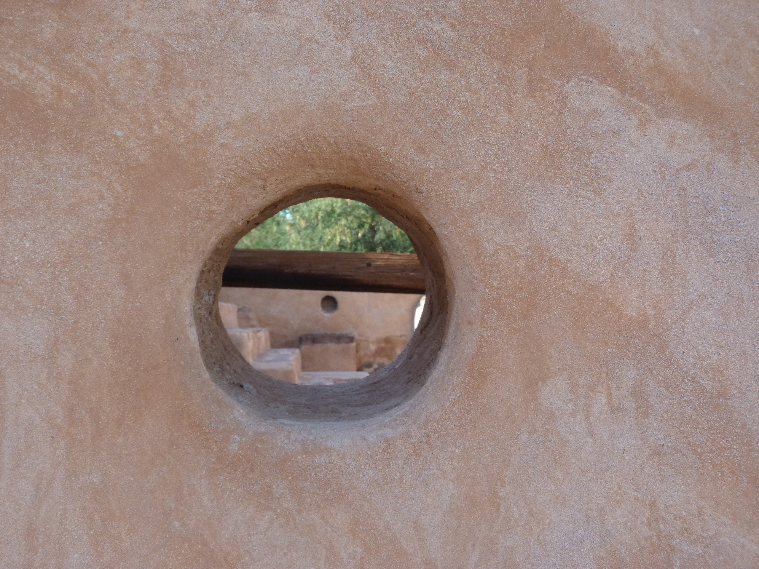 Small port hole with section of steps and viga visible beyond