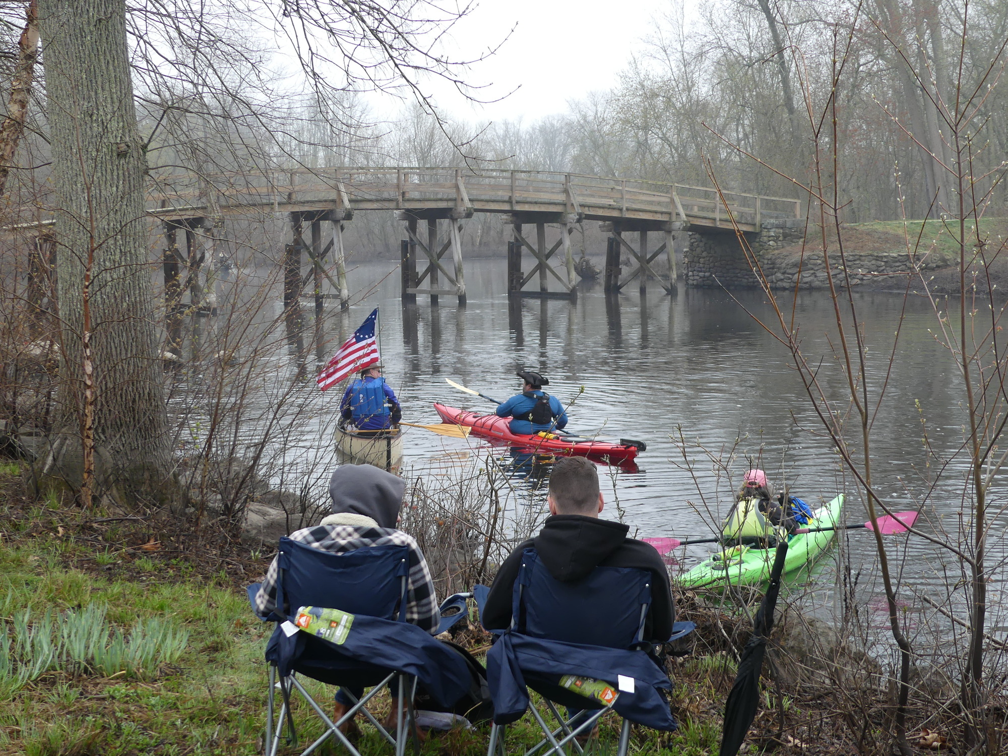 Visitors in kayaks and canoes awaiting start of event next to North Bridge 