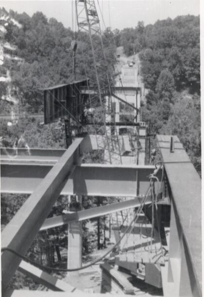 Lifting and placing haunch girder on right column of Pier 4