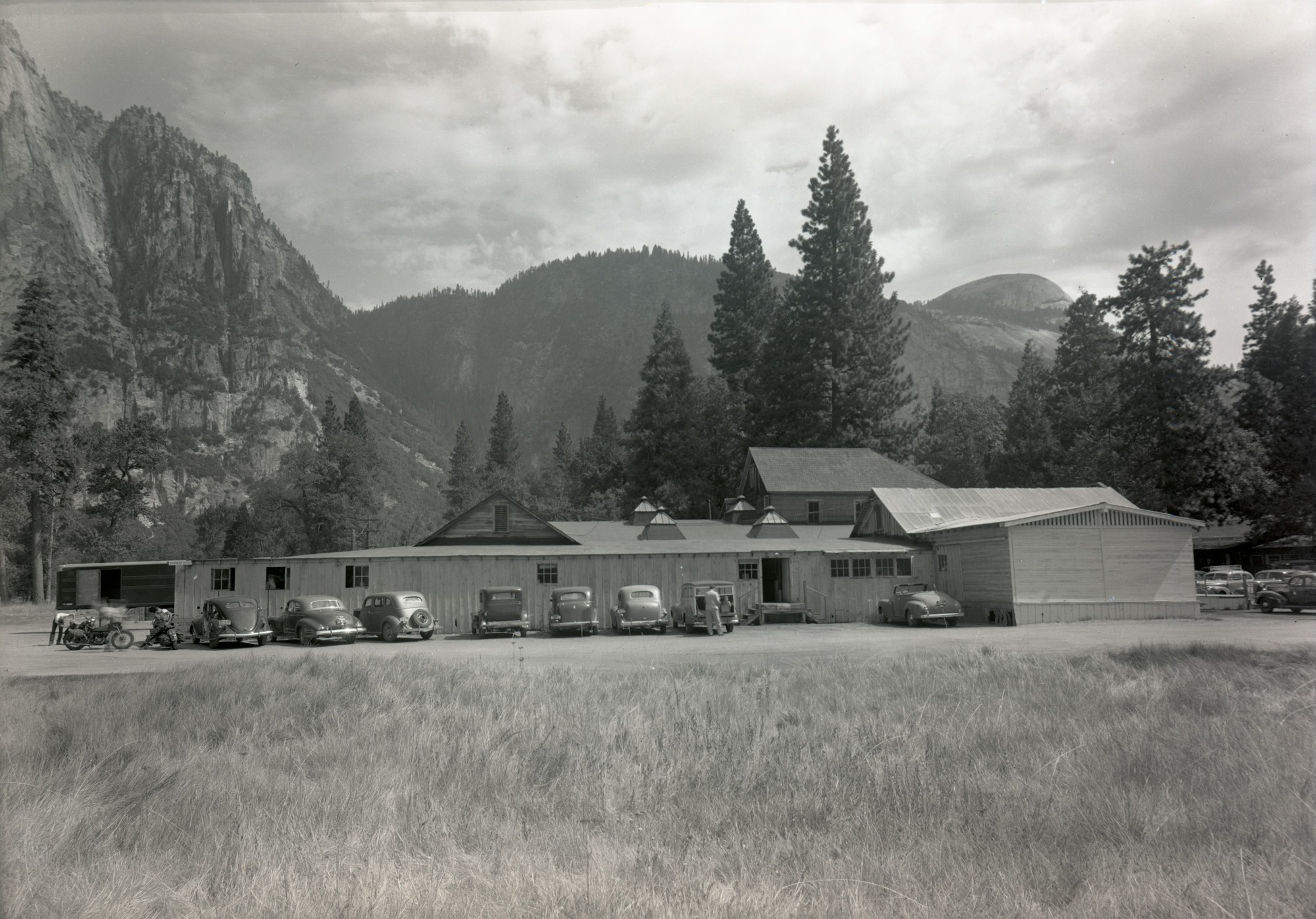 Front and rear of Y. P. C. Co. buildings Yosemite Lodge, Store, Warehouses. See Seps. in RL 979.447 Y-16C #31