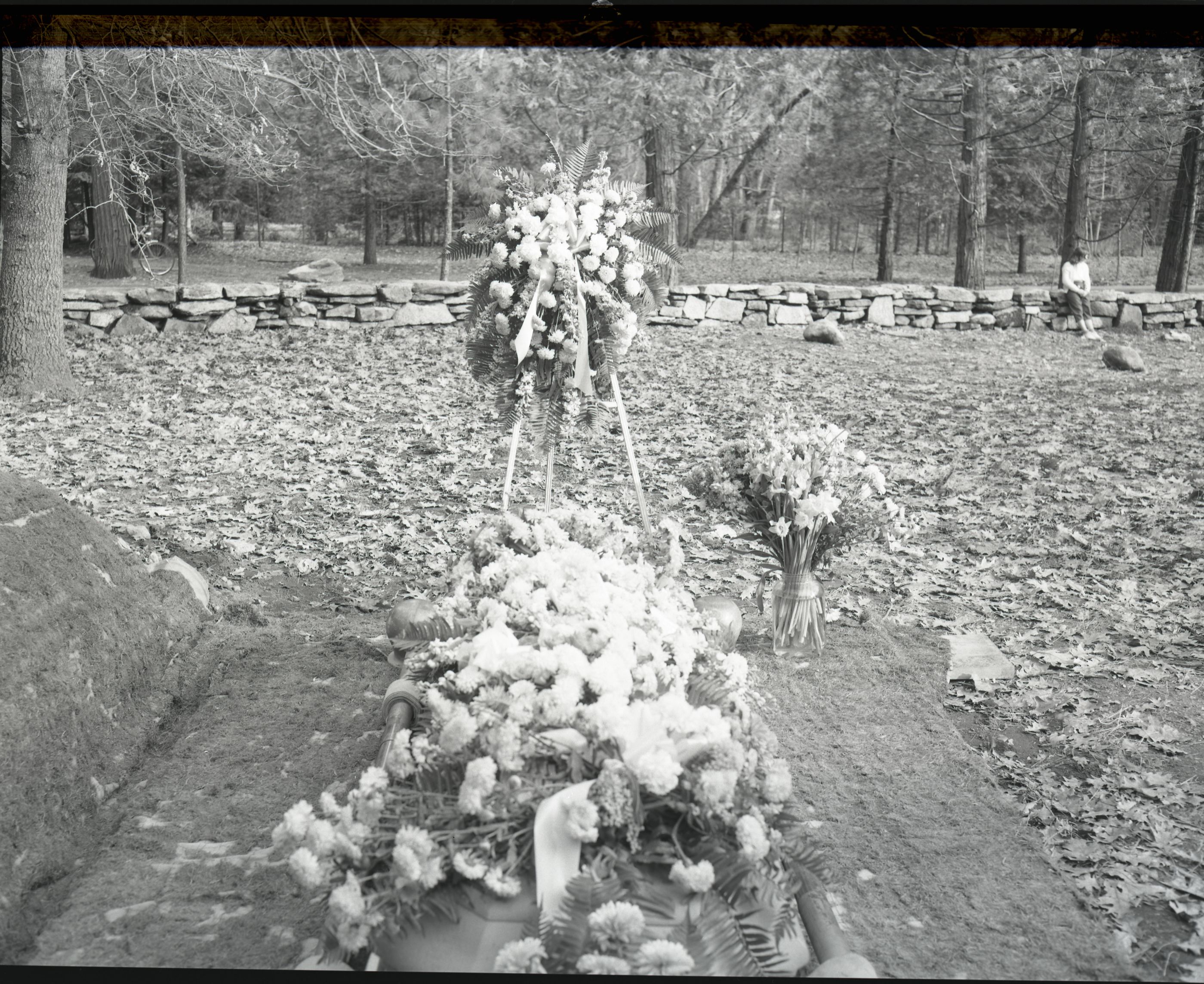 Burial site of Louisa Tom in yosemite Valley. (One of five photos - Rl-1917, 14, 250; 14,252-14,253).