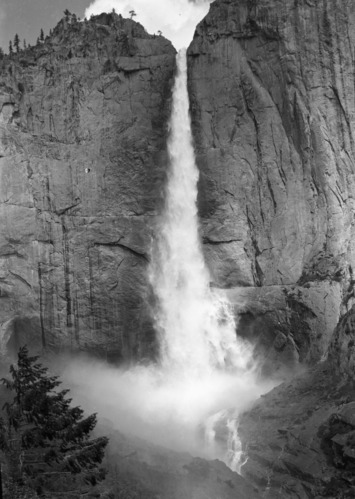 Upper Yosemite Fall from trail to the top.