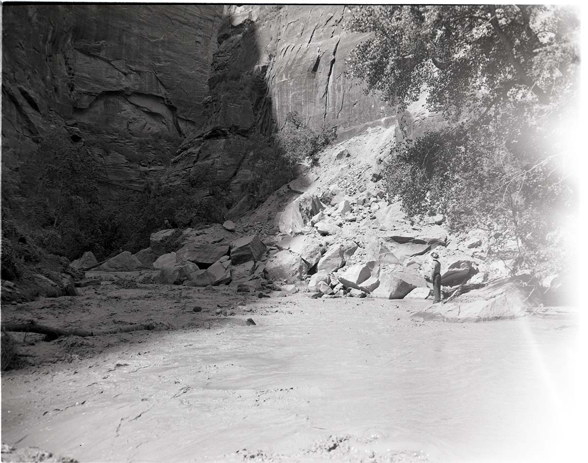 BW photo of a rock slide along the Narrows Trail.