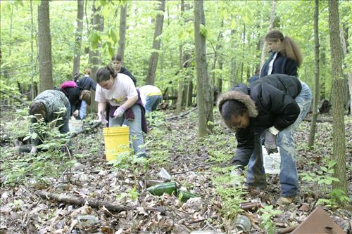 RiverDay trash clean up youth volunteers