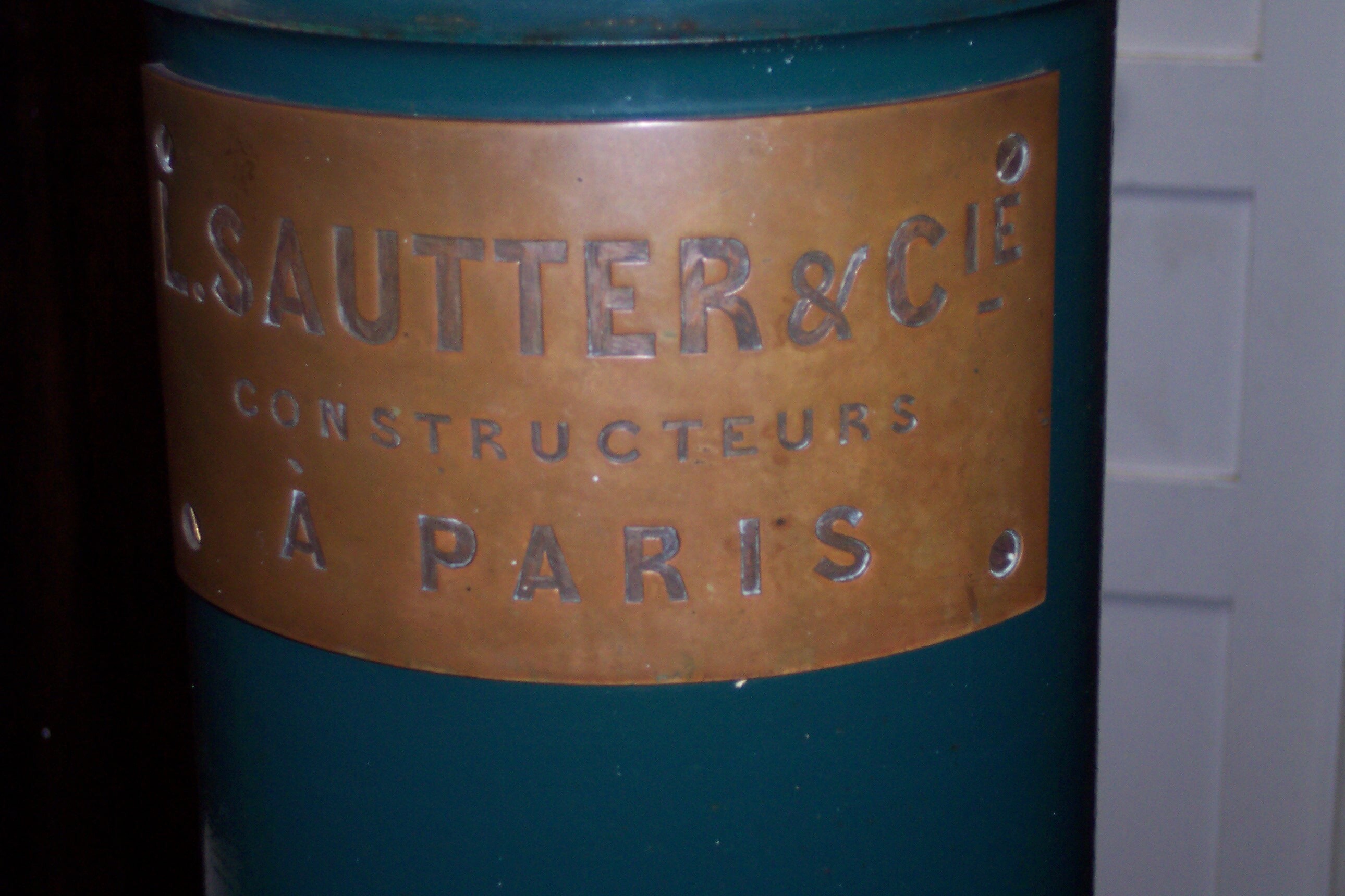 The metal plate is screwed to a post. It says L.Sautter & C. Constructeurs A Paris