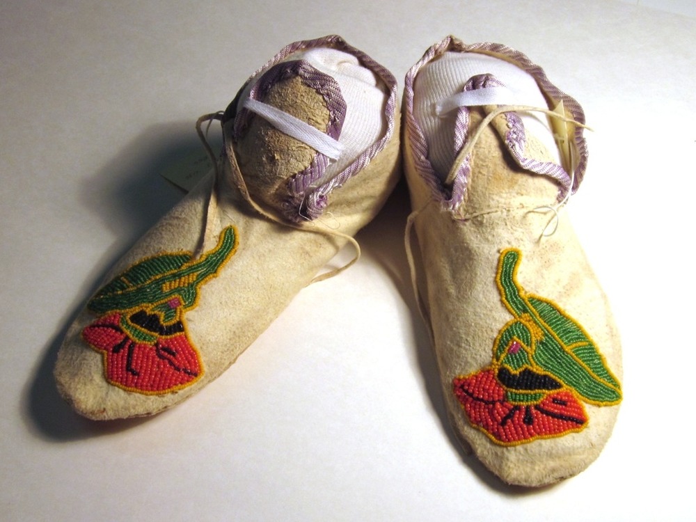 Moccasin with poppy design