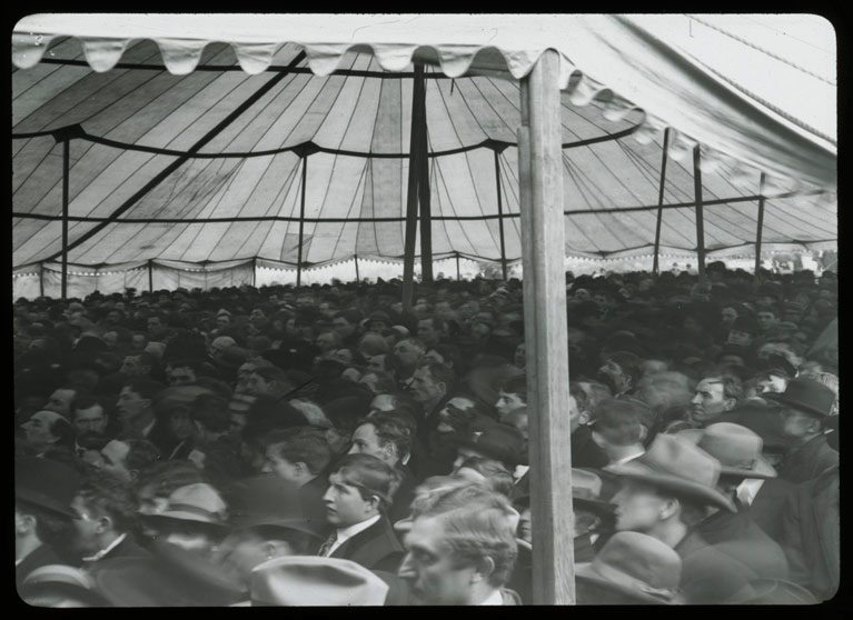 A crowd listened to President Theodore Roosevelt's speech.