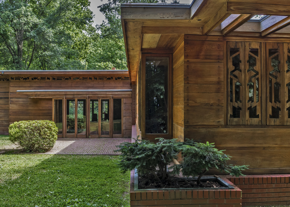 a view of the side portion of an iconic Frank Lloyd Wright House.