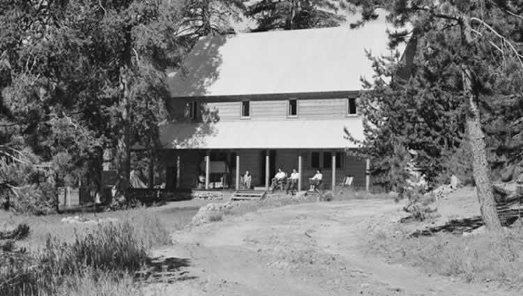 1939 - Guests on front porch