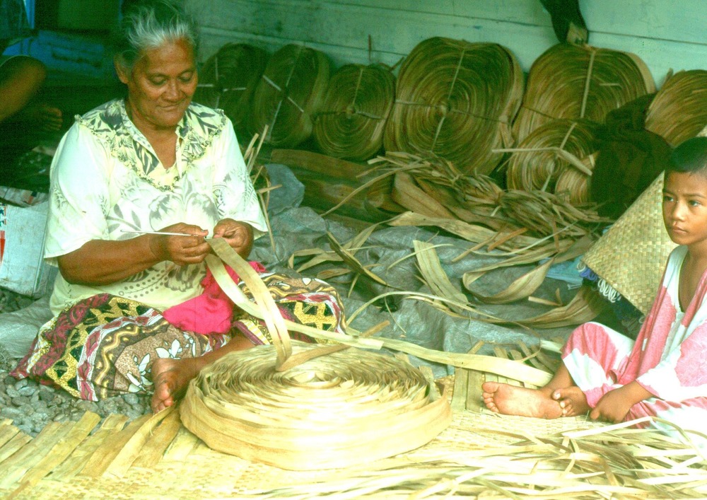 Photo of Fitiuta woman weaving fine mat with lau fala