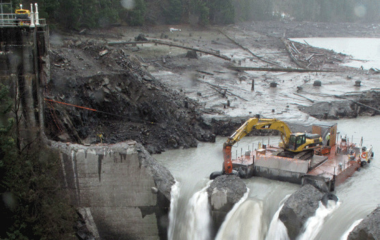 As the water level drops, the right side (looking downstream) of the dam becomes less accessible to the barge-mounted hydraulic hammer.