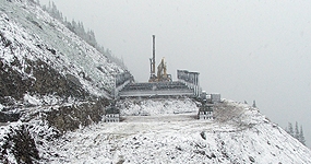 Installation of the temporary bridge on the east side of Logan Pass