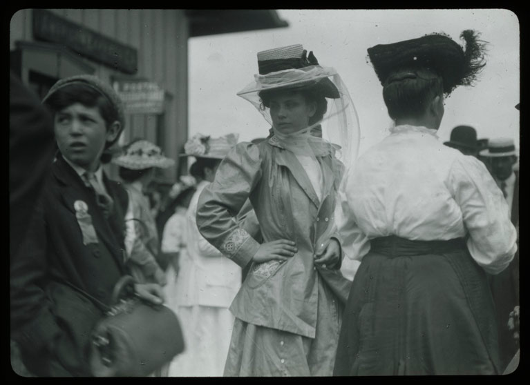 Members of the crowd waiting for the arrival of Robert Todd Lincoln.