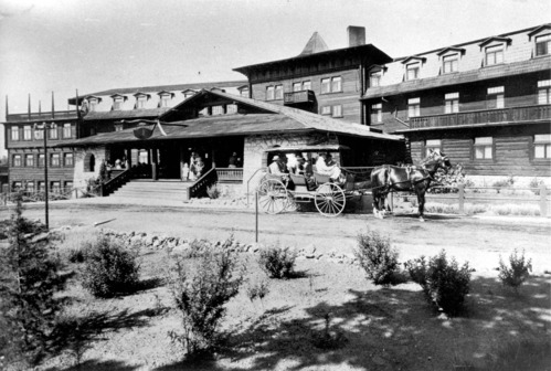 15523 2 HORSE CARRAIGE TO RIGHT OF FRONT ENTRANCE, EL TOVAR HOTEL. FAMILY ON PORCH. CIRCA 1905. GRAND CANYON NP. MUSEUM COLLECTION