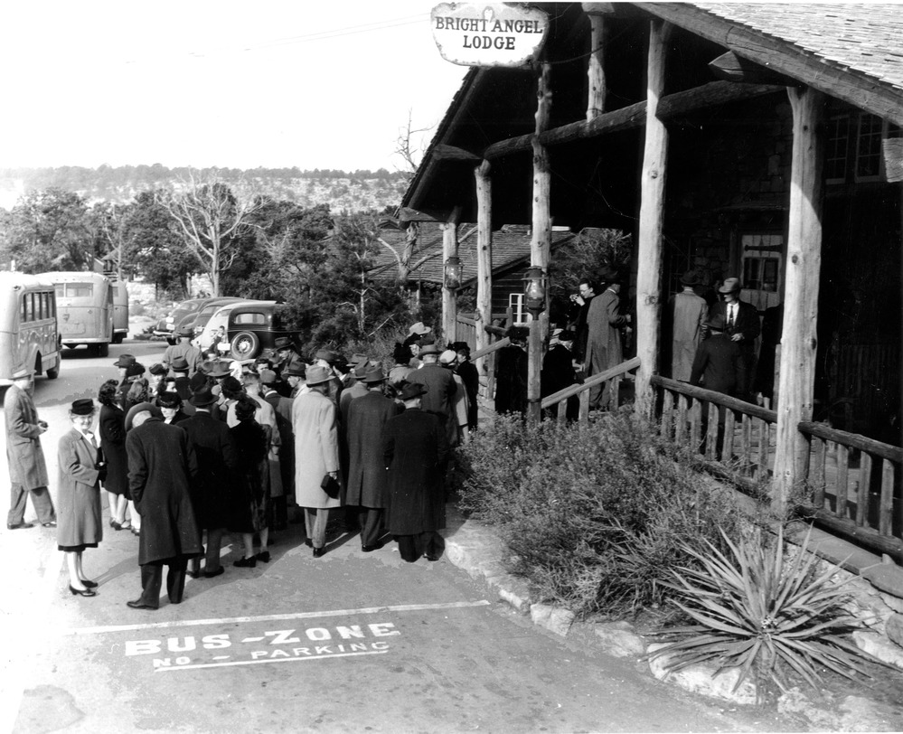 BRIGHT ANGEL LODGE FRONT ENTRANCE. FRED HARVEY BUSSES UNLOAD RAIL VISITORS. CIRCA 1946. NPS. GIPSON - 09666