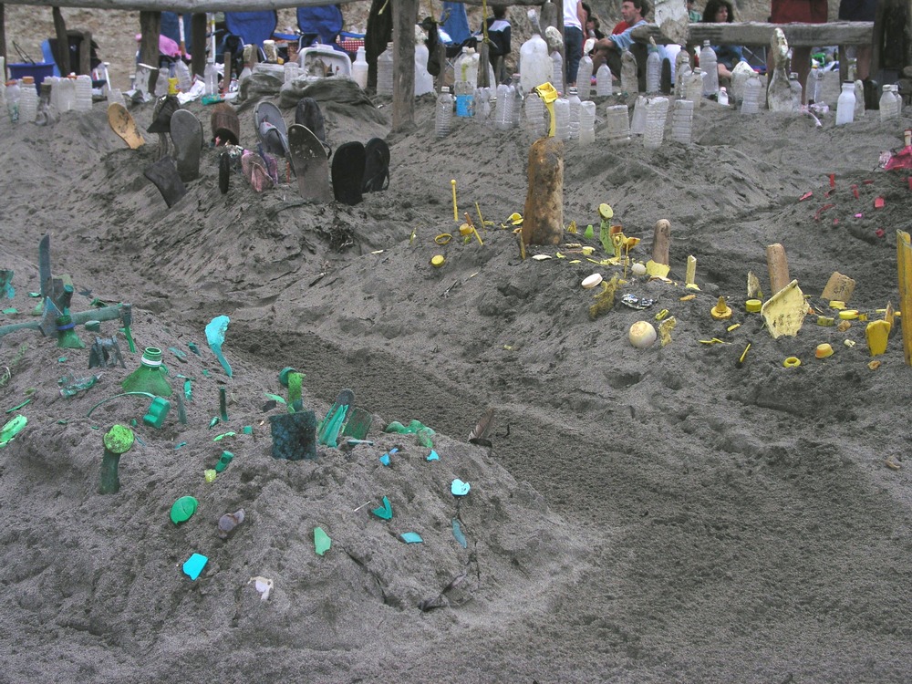 2006 Sand Sculpture Contest: Best Use of Plastic Award Winner: Entry #9 Marin Inorganic by Kathleen Huntington and Eco Friendly Gardeners, Detail of Green and Yellow Gardens