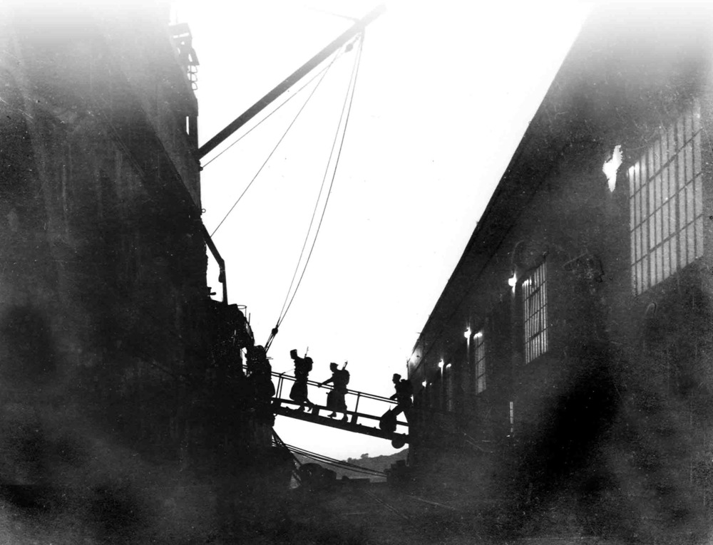 This photo, taken during World War II, shows the large scale of the ships and their juxtaposition against the piers.