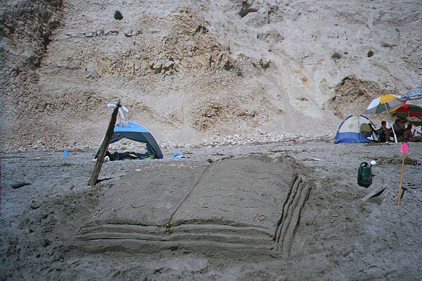 2004 Sand Sculpture Contest: Adults' Group Entry #22: Reading Lights the Way, by the Dedrick Family