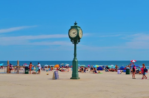 Wise Clock at Riis Park on a summer day