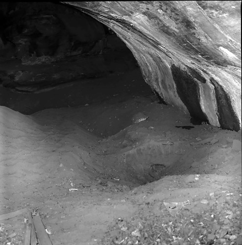 42WS0069. Indian cave in Cave Valley for documenting pot hunter activities and vandalism.