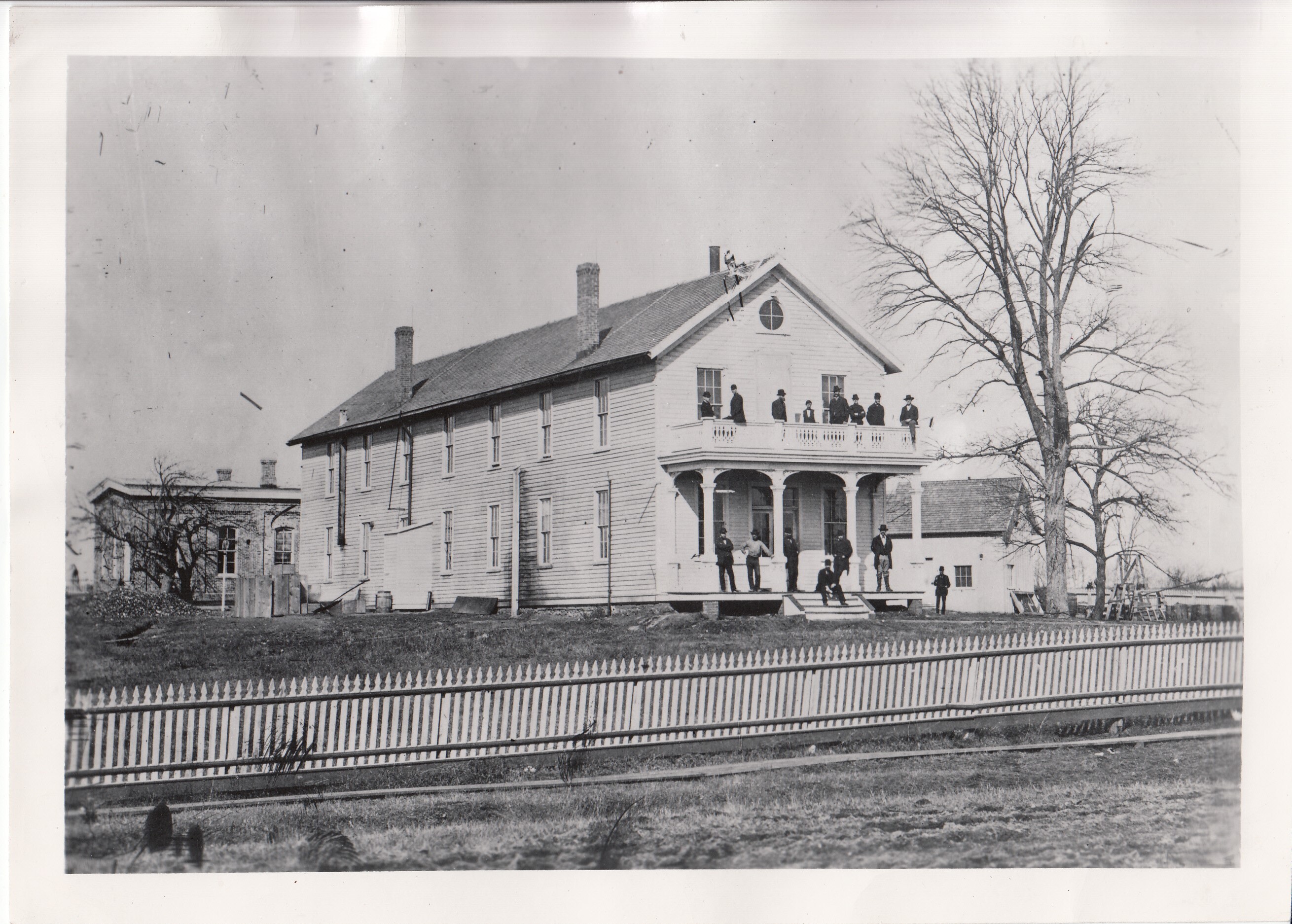 Workers outside main laboratory at Menlo Park.