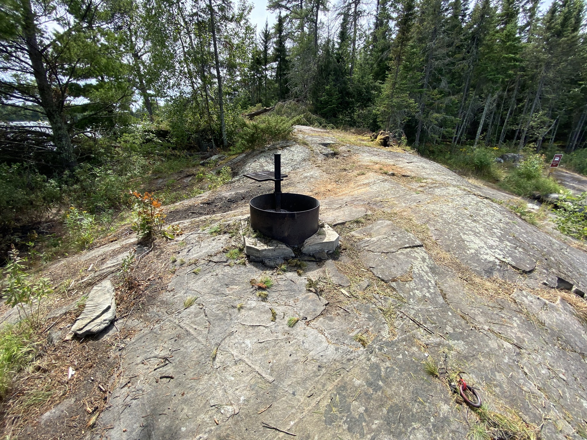 Houseboat Fish Camp Bay at Rainy Lake, Rock mooring; Camp In