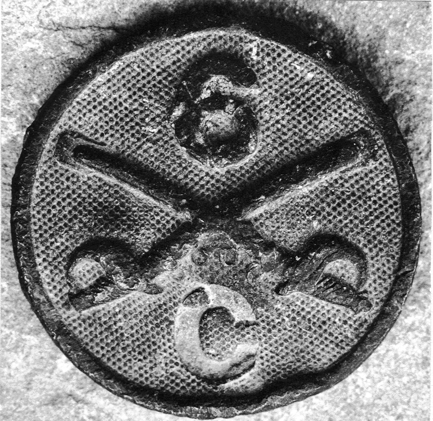 A military uniform button is stamped with 6C and the crossed sabers of cavalrymen.