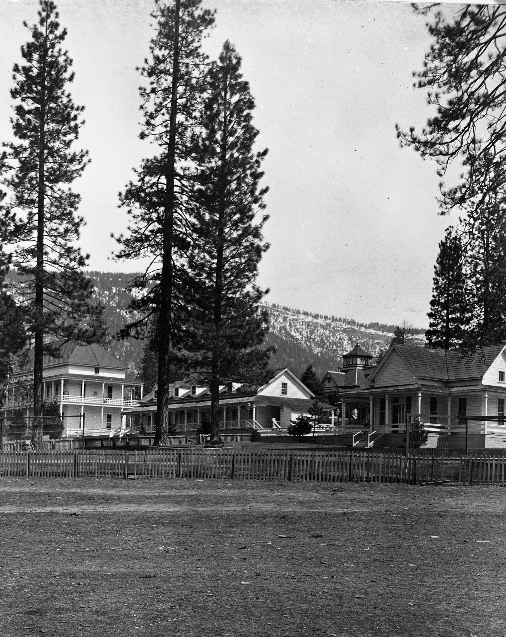 Wawona Hotel Group. From a Boysen stereo (Museum catalog #8374 & 8375)