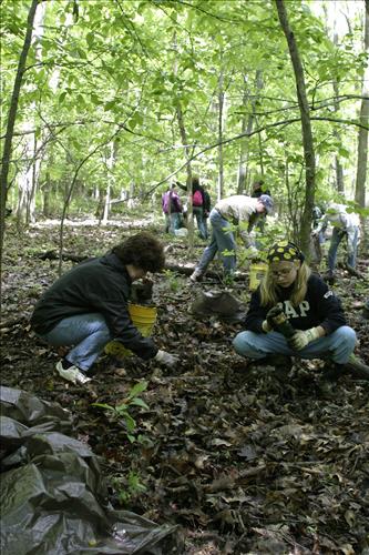 RiverDay trash clean up youth volunteers