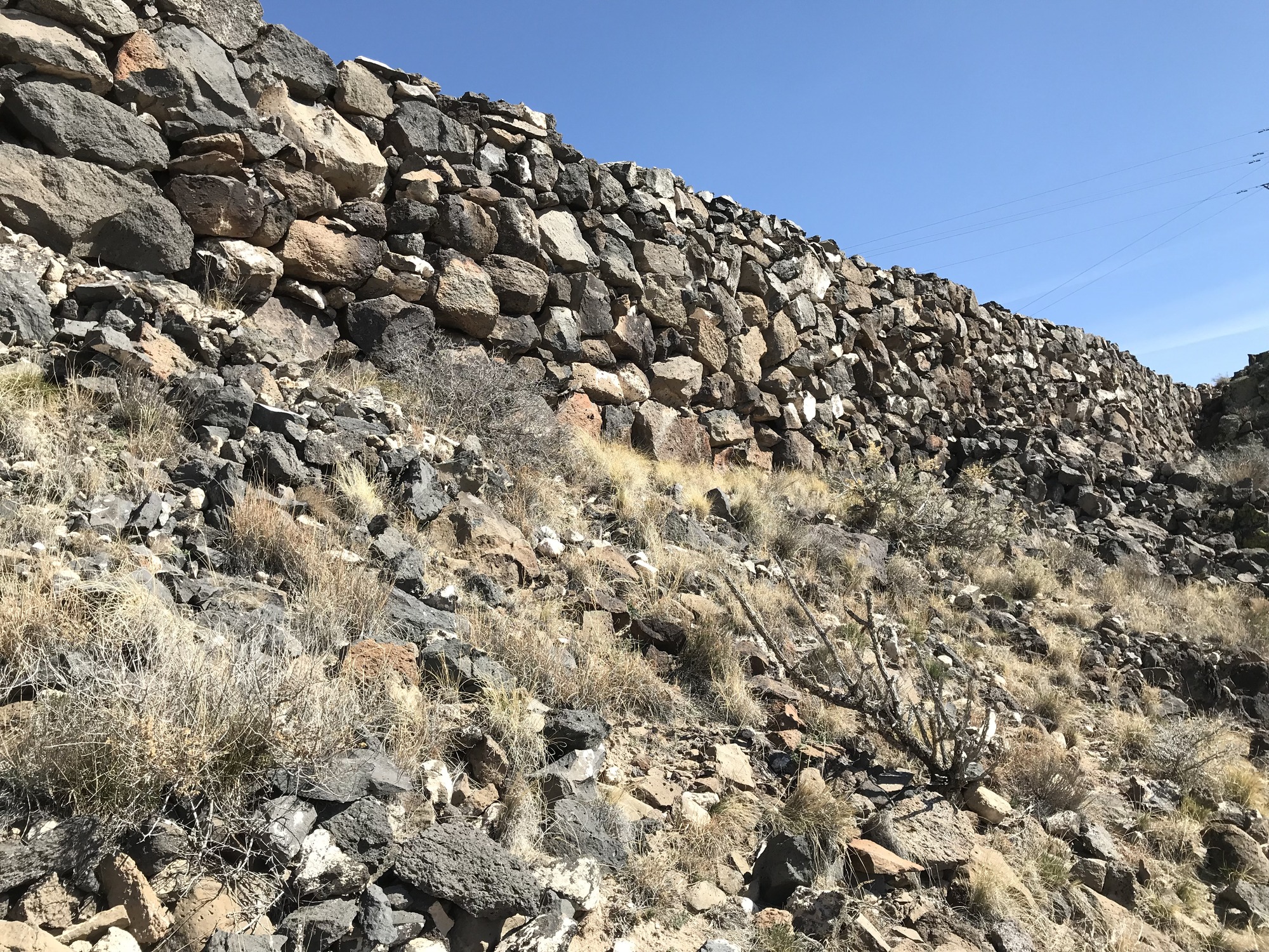 A rock wall with a lot of rocks on it.