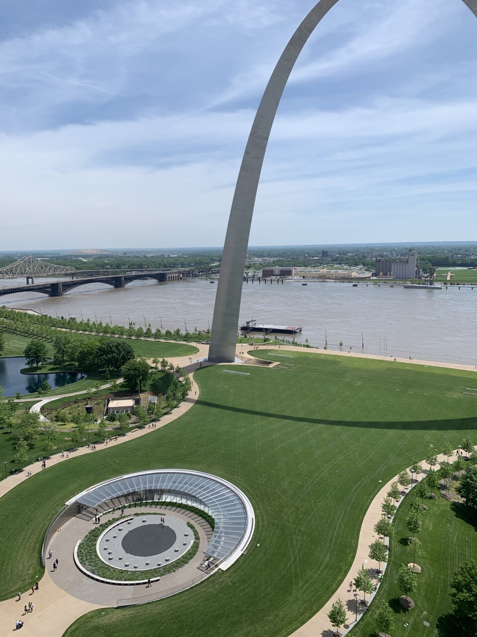 Gateway Arch and the West Entrance to the Visitor Center